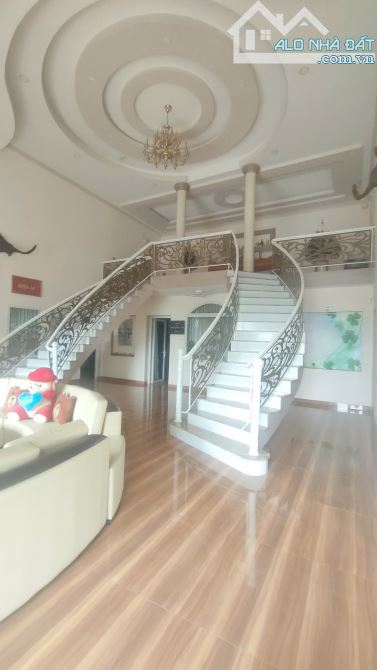 BÁN BIỆT THỰ SÂN VƯỜN-DT: 2.840M, FULL NỘI THẤT CAO CẤP- GIÁ: 15 TỈ – TRUNG TÂM AN PHƯỚC - 1