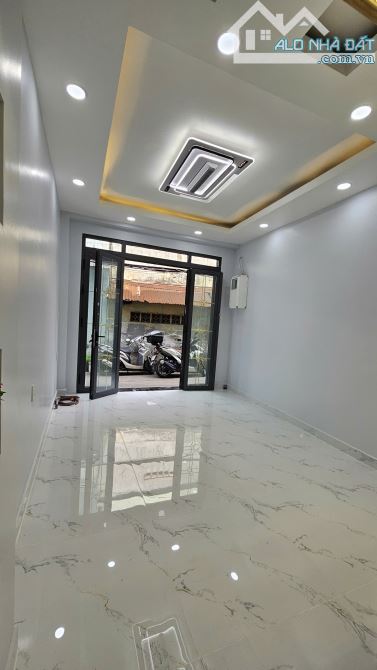 Sát mặt tiền Hoàng Diệu  Vip Q4 - Ngang 3.6 Dài 10 có 6 tỷ - 12