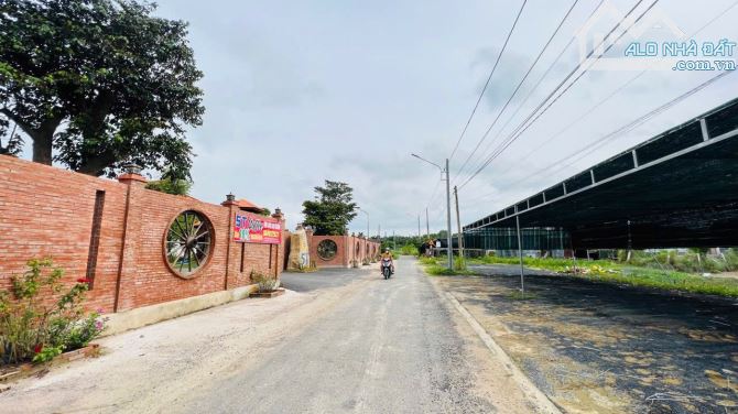 990TRIỆU- ĐẤT TRUNG TÂM THỊ TRẤN ĐẤT ĐỎ- NGAY SAU TRUNG TÂM HÀNH CHÍNH ---- Dt: 150m2( - 2
