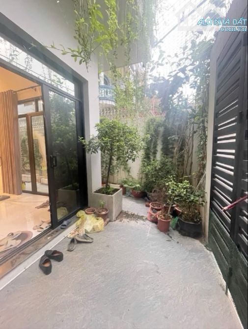 Nhất vị trí KHU VỰC TRUNG TÂM LONG BIÊN DÂN DÂY LÔ GÓC , NỞ HẬU 3 TẦNG CHẮC CHẮN THÊM TẦNG - 2