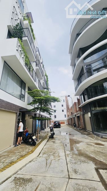 💥 BIỆT THỰ CĂN GÓC KHU COMPOUND – AN NINH 24/7 👉 DT 55m² (6.6x9), 5 tầng, thang máy - 2
