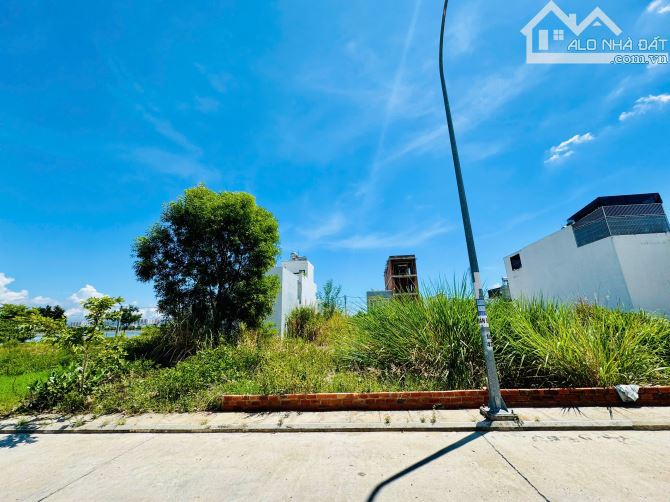 Bán đất TĐC Hòn Rớ 2 sổ sẵn xây tự do cách sông 50m  -------- Diện tích : 100m2 ngang 5m - 2