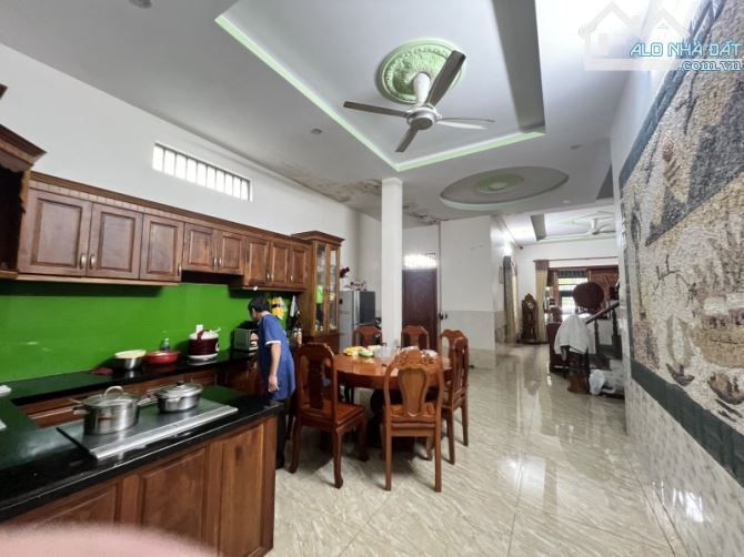 Bán nhà 2 Tầng LÔ GÓC 2 MT hẻm,SHR đường 2 xe hơi,gần trường TH Dĩ An - 2