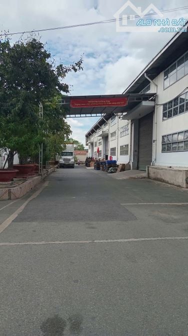 Cho Thuê kho Ngay vòng xoay an lạc -2200m2+ biệt thự 300m2 ,có 3ph ,pccc - 2