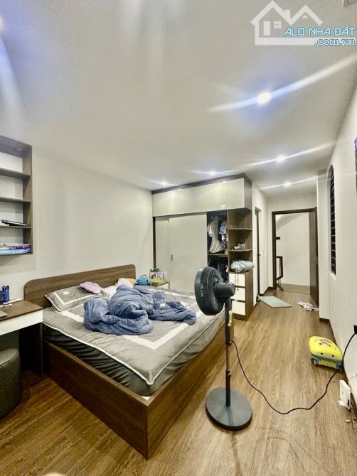 Bán Nhà Thạch Bàn 6.9 tỷ-42m2-TRUNG TÂM-FULL NỘI THẤT CỰC XỊN-3 NGỦ-HIẾM-SÂN RỘNG THOÁNG - 2