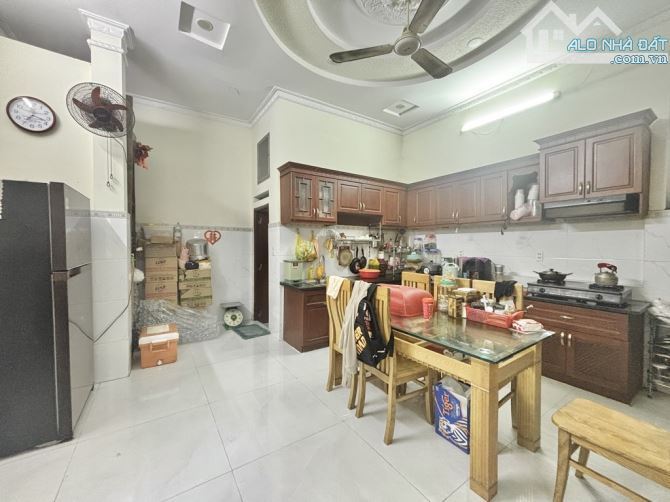 DIỆN TÍCH KHỦNG 140M2 - 4 TẦNG - SÂN ĐỂ XE RỘNG - NỞ HẬU - HXH - THỐNG NHẤT P16 - 2
