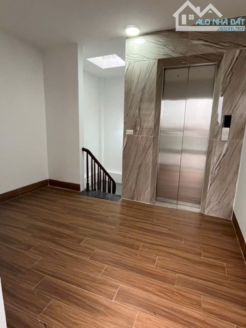 🔥💯🏡  Nhà trung tâm Thạch Bàn, Long Biên. 1 NHÀ RA PHỐ. THANG MÁY chạy êm ru, 36 m2, 8 - 2