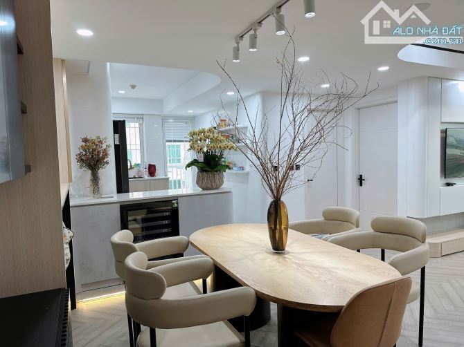 Bán gấp CH Gonden Park Tower Dương Đình Nghệ DT 93m 3PN Full NT hướng mát SĐCC 8,8 tỷ - 2