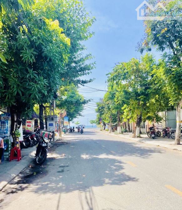 BÁN ĐẤT TẶNG NHÀ C4 - TRẦN QUANG KHẢI - GẦN BIỂN - 111m2 - MT 5,05 - 11ty1. - 2