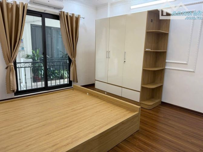 5,25 tỷ - 33m2 - 5 tầng - 3 ngủ - ô tô gửi đầu ngõ cách 15m - hàng hiếm ở Long Biên - 2