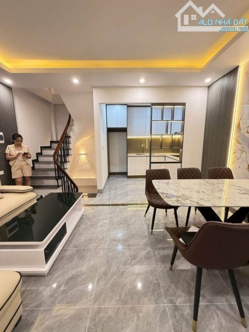 - Bán nhà Hoàng Hoa Thám, 10m ô tô, dân xây, sát phố, 35m2, 9.1 tỷ. - 2
