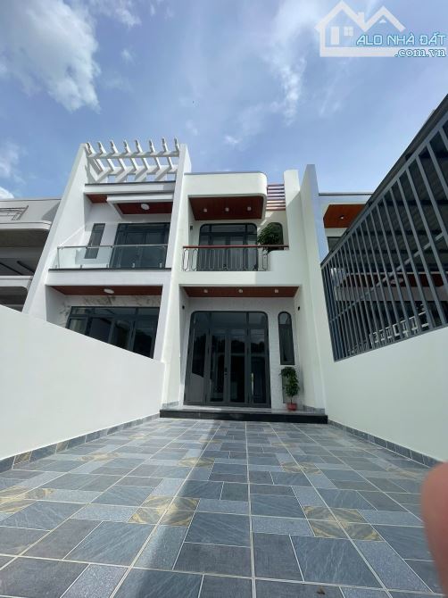 Chỉ duy nhất 1 căn nhà 1 Trệt 1 Lầu sân vườn giá rẻ sổ riêng thổ cư, Gần Ngã 3 Cây Dương - 2