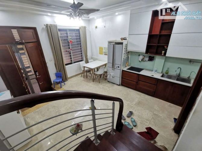 Cho thuê nhà ngõ kd, ô tô Thái Hà, Đồng Đa, 30m2, 5 tầng, thông phòng, 20tr - 2