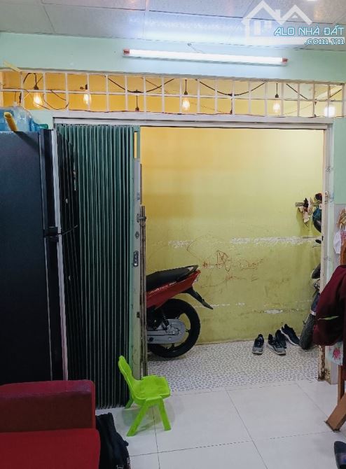 1,9 tỷ- Bán nhà Nhỏ 12 m2- Dtsd 36m2- 3 tầng- Ngã tư 4 xã, Bình Tân- sổ riêng - 2