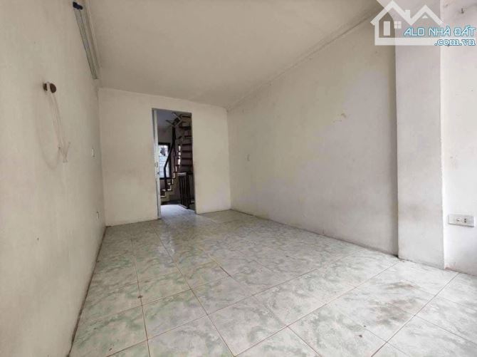 Cho thuê nhà mặt phố Hoàng Hoa Thám - Ba Đình, nhà 2 mặt thoáng, có vỉa hè, chỉ 9 triệu/th - 2