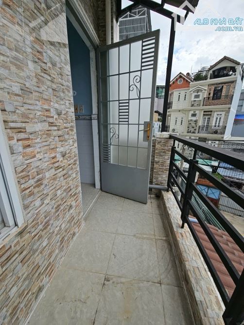 Cách mặt tiền xe hơi  10 m Q4 CÓ 3 TỶ - 3