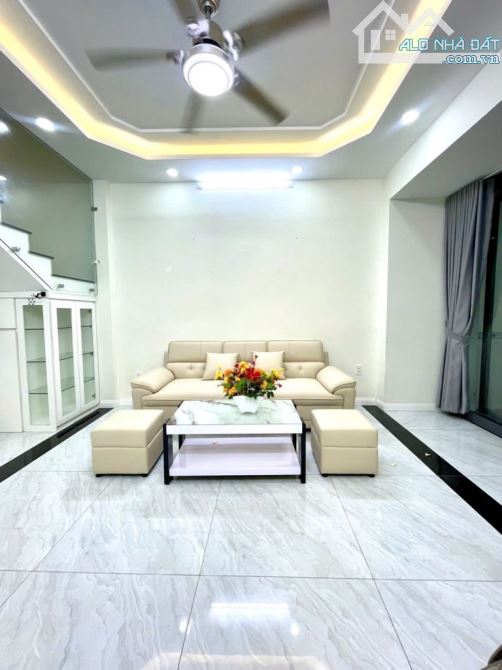 CHỈ HƠN 4 TỶ- NHÀ 2 TẦNG MỚI ĐẸP - HẺM XỊN 6M THÔNG - 56M2 - SỔ ĐẸP HOÀN CÔNG ĐỦ - NGAY GẦ - 3