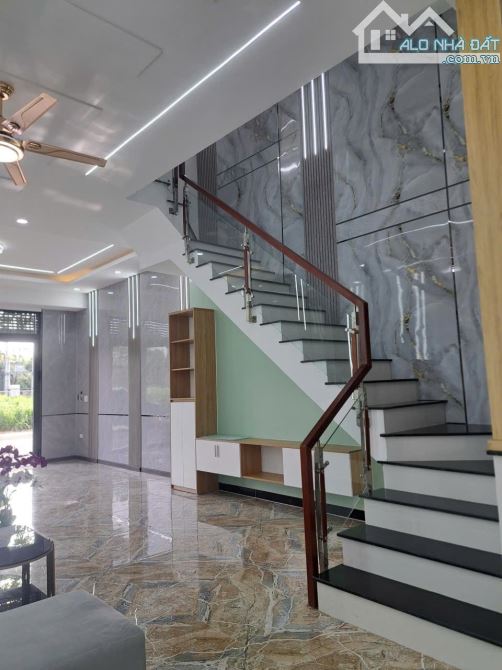 Nhà đẹp Trung tâm Thuận An - Bình Dương sân ô tô trong nhà - 3