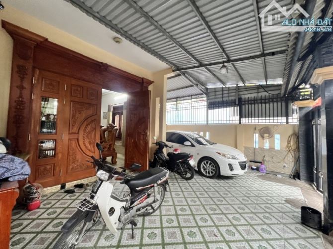 Bán nhà 2 Tầng LÔ GÓC 2 MT hẻm,SHR đường 2 xe hơi,gần trường TH Dĩ An - 3