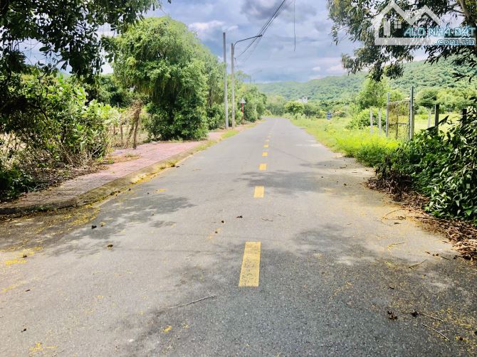 view ao sen và núi-dt: 230m2- 10mx23m-80 thổ cư Gần hồ Sở Bông-ra biển 5p-sổ sẵn-giá 2ty3 - 3