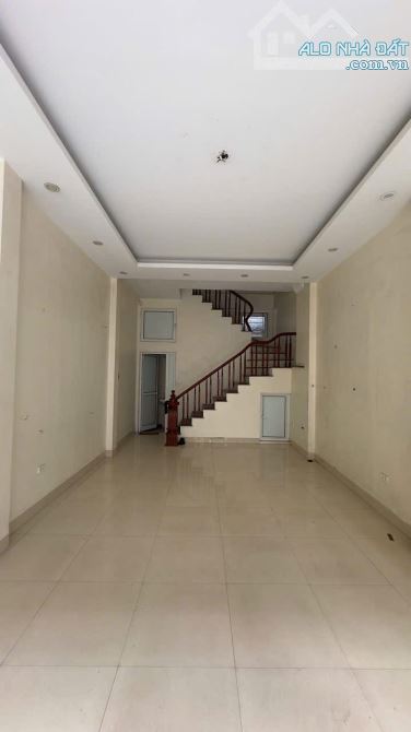 Cho thuê nhà nguyên căn Vũ Xuân Thiều, Long Biên - Ô tô tránh, Vỉa hè, Thông sàn KD - 3