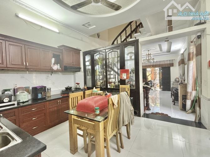DIỆN TÍCH KHỦNG 140M2 - 4 TẦNG - SÂN ĐỂ XE RỘNG - NỞ HẬU - HXH - THỐNG NHẤT P16 - 3