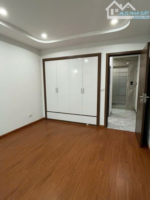 🔥💯🏡  Nhà trung tâm Thạch Bàn, Long Biên. 1 NHÀ RA PHỐ. THANG MÁY chạy êm ru, 36 m2, 8 - 3