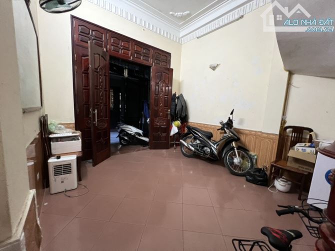 Bán nhà phố Lê trọng tấn thanh xuân. 50m2. Ô tô lùi cửa . 15m ra ô tô tránh . Giá hơn 13ty - 3