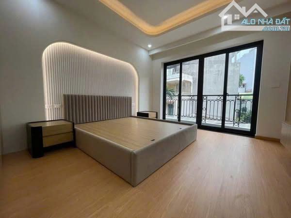 HOT  mặt phố Ngọc Thụy 99m,6 tầng,thang máy,kdoanh đỉnh,vỉa hè đá bóng.Chỉ hơn 30 tỷ - 4