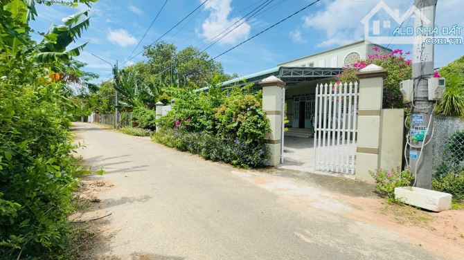 990TRIỆU- ĐẤT TRUNG TÂM THỊ TRẤN ĐẤT ĐỎ- NGAY SAU TRUNG TÂM HÀNH CHÍNH ---- Dt: 150m2( - 4