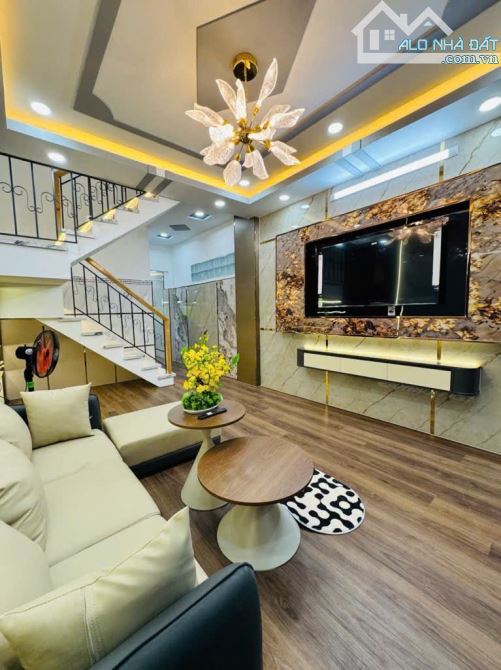 NHÀ MỚI ĐẸP 2 TẦNG 3 PHÒNG NGỦ- DIỆN TÍCH 50M2- HẺM RỘNG XE HƠI TẬN NHÀ- Đ QUANG TRUNG GÒ - 4