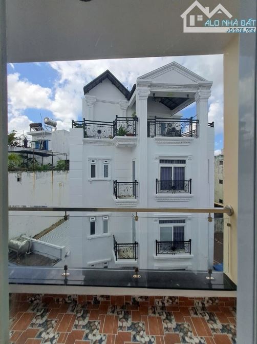 🏡 NHÀ HẺM XE HƠI CMT8 – QUẬN 10 🔹 Cách Mạng Tháng 8, P.15, Q.10 🔹 Kết cấu: 1 trệt, 3L - 4