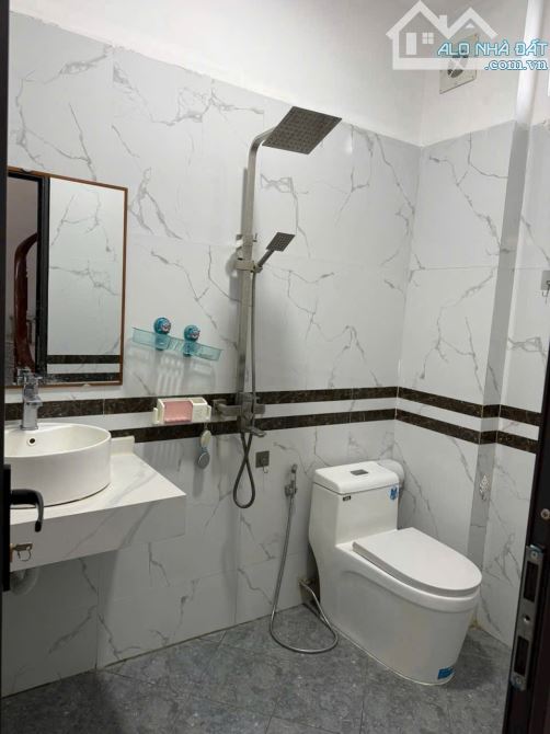 5,25 tỷ - 33m2 - 5 tầng - 3 ngủ - ô tô gửi đầu ngõ cách 15m - hàng hiếm ở Long Biên - 4