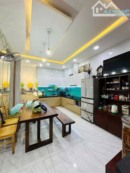 Không có căn thứ 2:nhà 3 tầng,76m2,ngang 5.8m,HXH thông P.11,GV: chưa tới 7 tỷ - 4
