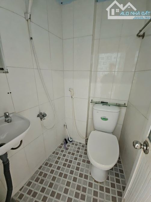 Cách mặt tiền xe hơi  10 m Q4 CÓ 3 TỶ - 5