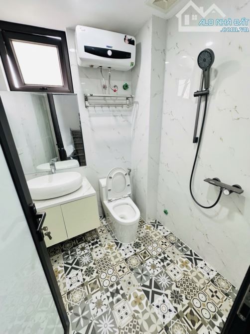 BÁN NHÀ NGÕ QUẬN ỦY CẦU GIẤY – GẦN Ô TÔ, GẦN HỒ – 6 TẦNG – CHỈ nhỉnh 9 TỶ 📍 Địa chỉ: Ngõ - 5