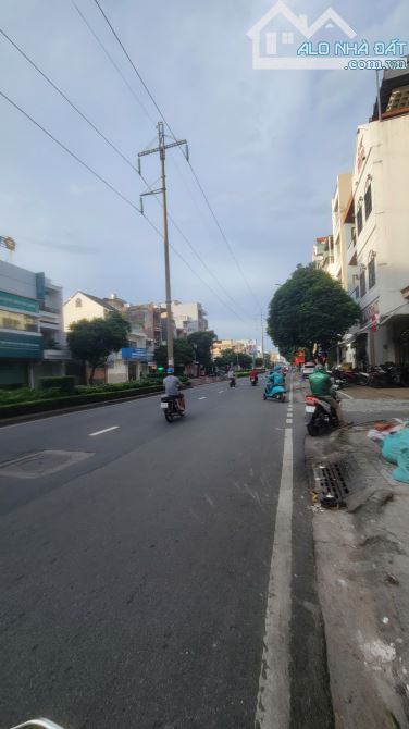 Mặt tiền 566 Lạc Long Quân Q11 4,5x16m 5L 6pn. Nhà mới - 5
