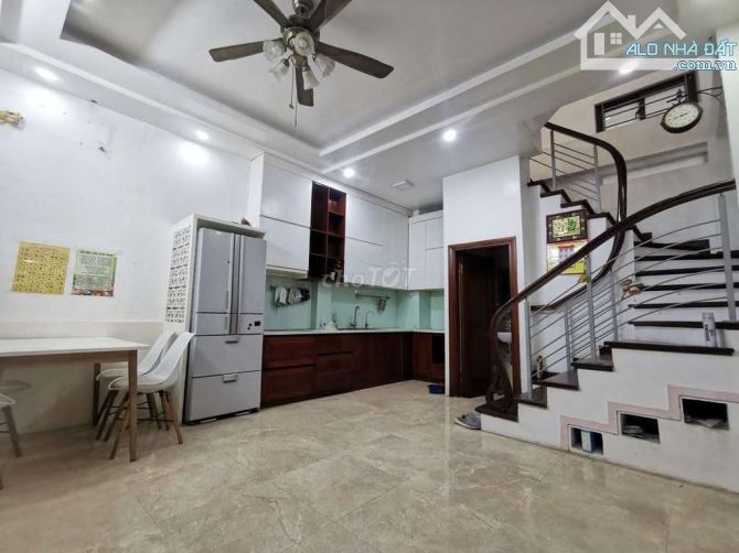 Cho thuê nhà ngõ kd, ô tô Thái Hà, Đồng Đa, 30m2, 5 tầng, thông phòng, 20tr - 5