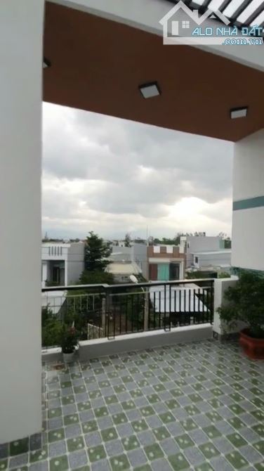 Bán nhà đẹp 3 tầng mặt tiền đường Khái Tây 1, Hòa Quý, Ngũ Hành Sơn. DT 81m2. Giá 5.1 tỷ - 6