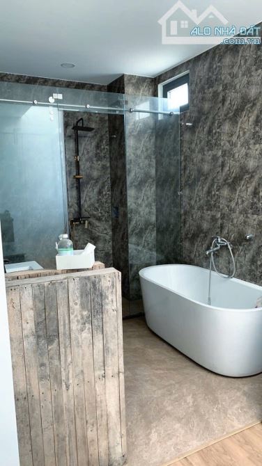 Bán nhà Đẹp 1 trệt 3 lầu Thang Máy  mới xây để ở tâm huyết 1 xẹt đường Nguyễn Ái Quốc - 7