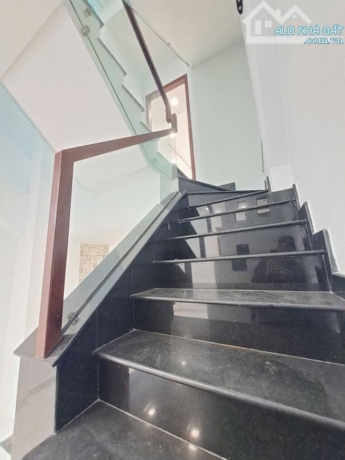 🏡 NHÀ HẺM XE HƠI CMT8 – QUẬN 10 🔹 Cách Mạng Tháng 8, P.15, Q.10 🔹 Kết cấu: 1 trệt, 3L - 8