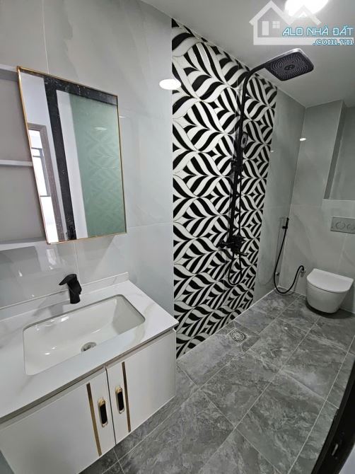 Sát mặt tiền Hoàng Diệu  Vip Q4 - Ngang 3.6 Dài 10 có 6 tỷ - 9