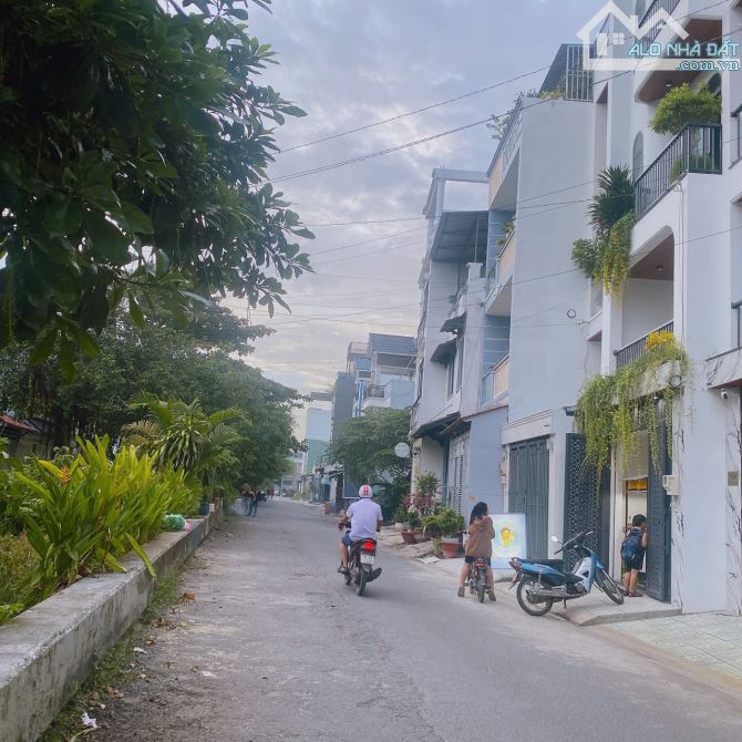 NHÀ HIẾM TX24  – 7 TẦNG – ÔTÔ NGỦ TRONG NHÀ – GIÁ TỐT CHỈ 6.5 TỶ