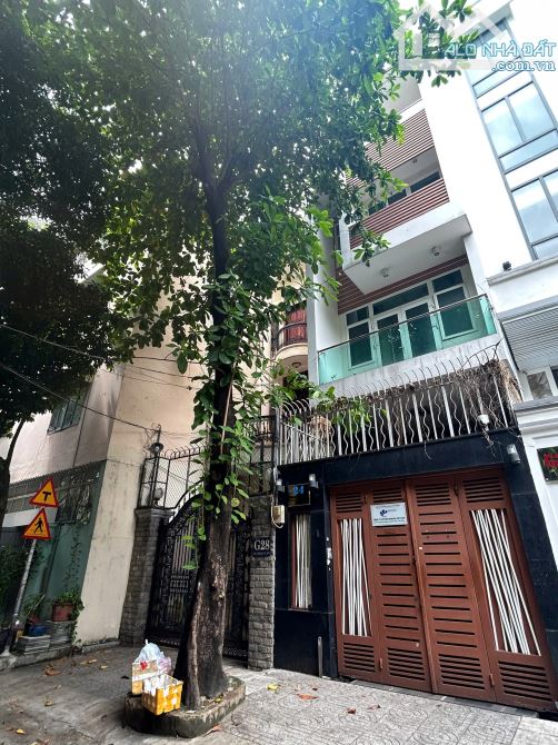 Nhà xinh đẹp nội thất gỗ đỏ chỉ 8,8 tỷ ngay đường Đồng Đen - 2