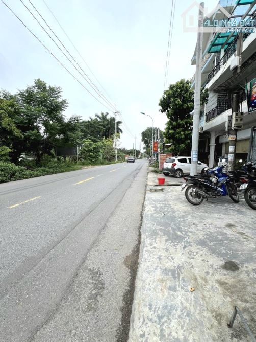 ĐẤT NẰM GIỮA CẦU THĂNNG LONG VÀ NHẬT TÂN .NGAY SÁT THÀNH PHỐ BÊN SÔNG VÀ THAP THÔNG MINH