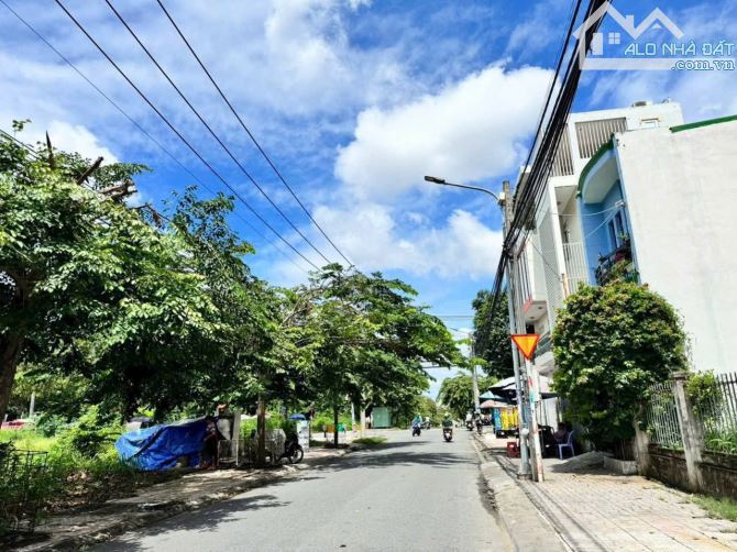 Bán nhà 1 trệt 1 lầu mới cứng gần Trường Nguyễn Bỉnh Khiêm, QuangVinh, 80m2, giá 5.3 tỷ.