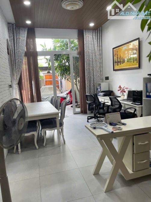 Nhà Siêu Đẹp Thiết Kế Bởi Kiến Trúc Sư Nổi Tiếng 1 trệt 2 Lầu- LoTTe Mart Nguyễn Văn Lượng