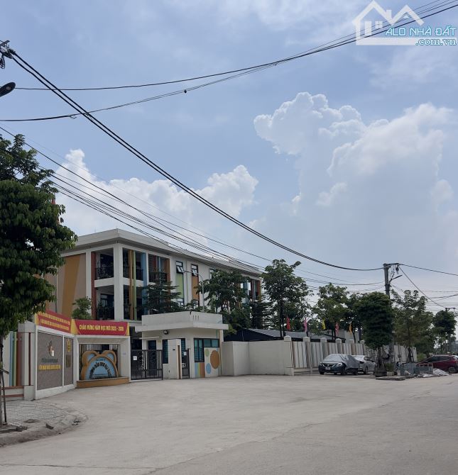 ĐƯỜNG Ô TÔ TẢI ĐỖ CỬA VUÔNG VẮN GIÁP TRƯỜNG MẦM NON THÔNG RA TUYẾN ĐƯỜNG LỚN ĐANG LÀM BAO