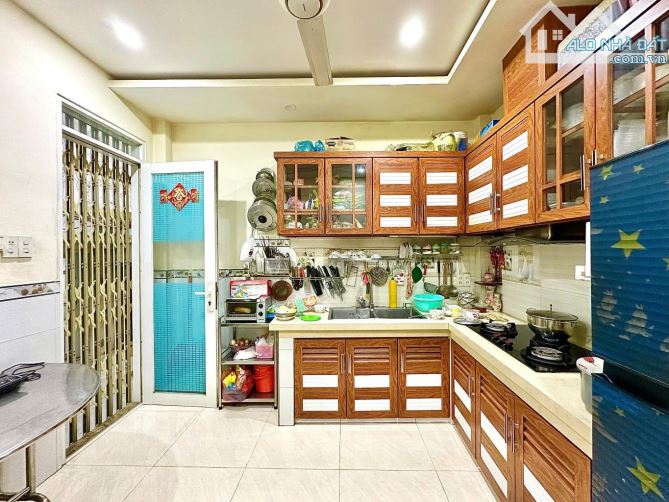 Nhà Tân Hoà Đông,4 tầng,BTCT,38 m2,hẻm xe hơi,chỉ 5.x tỷ