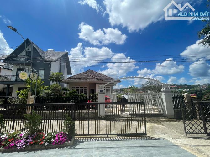 Villa sân vuờn rộng hơn 600m2 nằm ngay trung tâm khu nghĩ dưỡng Đà Lạt